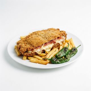 Cachopo con patatas fritas y pimientos de padrón