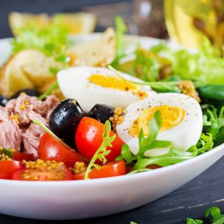 Ensalada San Fermín, Tradicional. Ensalada Completa De La Huerta  : Lechuga, Tomate, Aceitunas, Atún, Huevo Cocido, Pimiento,  Espárragos, Aceite De Oliva, Vinagre Balsámico
