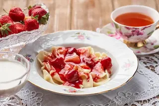 Вареники с творогом и клубничным джемом (300 гр.)