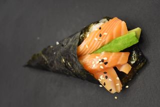 TE2. temaki sake avocado - 1 pezzo