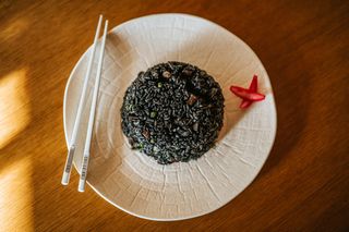 944 Crni pirinač sa morskim plodovima 