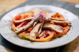 Ensalada De Tomate Rosado y Ventresca