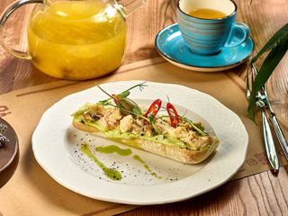 Брускета з гуакамоле та обсмаженими морепродуктами (м'ясо мідій, креветки, кальмар у вершковому соусі, каперси, перець чилі) (150g)
