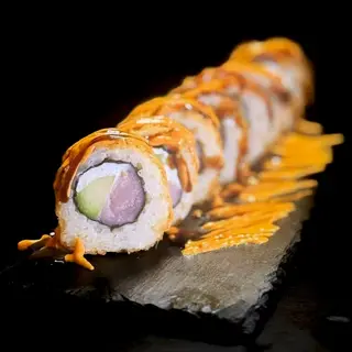 47B. California roll frito de atún, aguacate y queso (8 pzs.)