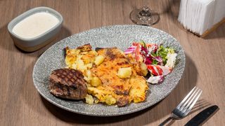 MUSCHI DE VITA CU SOS GORGONZOLA SI CARTOFI ZDROBITI IN COAJA