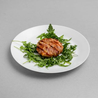 Hamburger di vitello, prosciutto e formaggio piatto