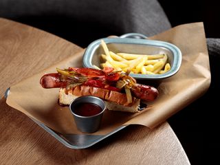 Хот-дог з маринованими овочами та перцевим соусом (200/65g)