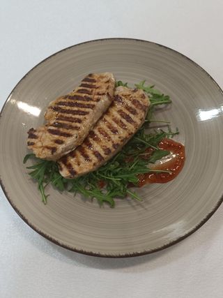 Cotlet de porc cu os, cartofi prajiti si sos ceddar -450 g