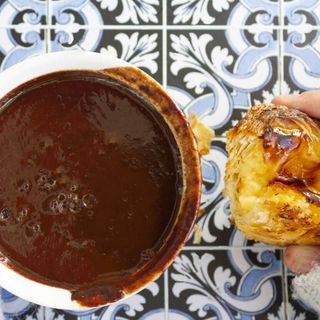 Chocolate Caliente + 2 Pasteles de Nata