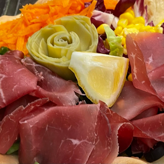 Insalatona di olive bresaola pomodoro e grana 