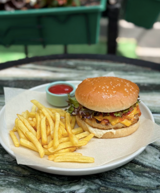 Бургер з курячою котлетою (500g)