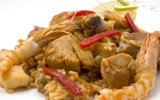 Arroz cubierto con pollo o cerdo