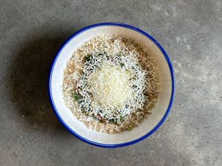 Солона вершкова вівсянка з зеленою аджикою та яйцем (310g)