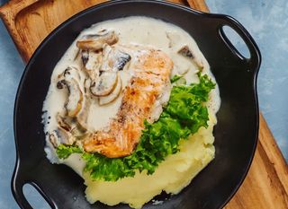 Форель в сливочном соусе с пюре