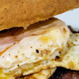 Mini Burger de vaca, arzua y huevo frito