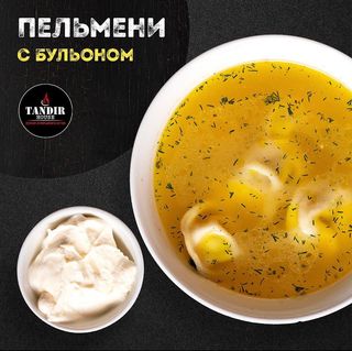 Пельмени с бульоном и со сметаной