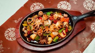 Осьминоги на шипящей сковороде