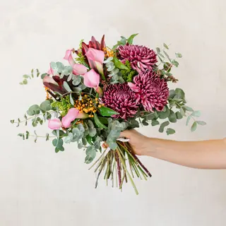 Ramo de crisantemo en flor con calas