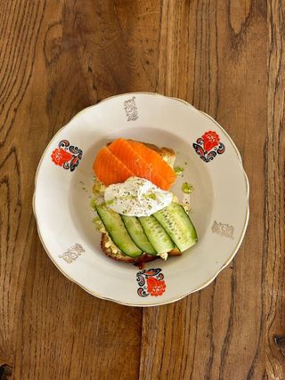 Сніданок з лососем, скремблом, тостом з мусом крем-сир