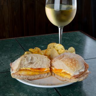 Prego em Pão Frango com Ovo