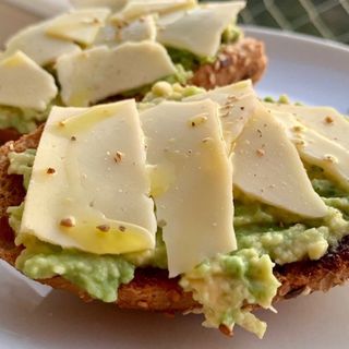 Tostada Con Guacamole Y Queso Gouda 