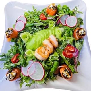 Салат зі слабосолоним лососем та креветкою