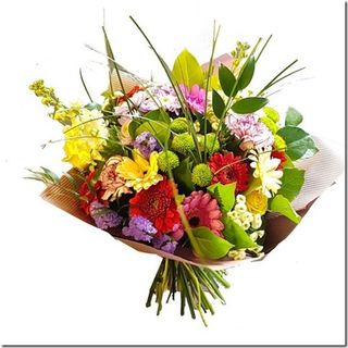 Kolorowy bukiet z kwiatów sezonowych  