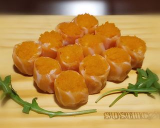 #1127 SUSHI SALMÃO COM OVAS (12 PEÇAS)