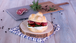 Panino con salame, brie e patè d'olive