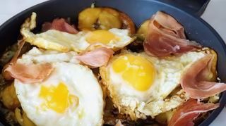 Cazuela De Huevos Rotos Con Bacon (Ración)