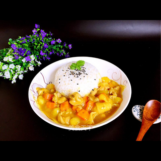 Arroz Blanco con Pollo, Verduras y Salsa Curry