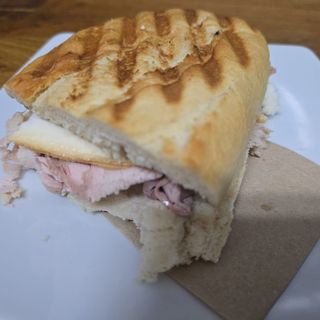 Bocadillo De Jamón Y Queso Amarillo