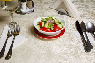 Salată de roșii și castraveți