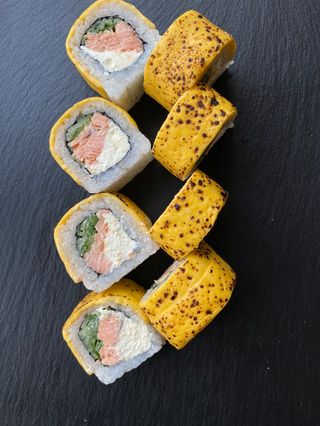 DOUBLE CHEESE С ПЪРЖЕНА СЬОМГА (8бр)