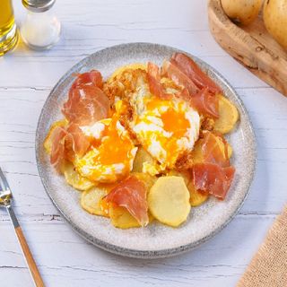 Tapa De Huevos Rotos Con Patatas Y Beicon