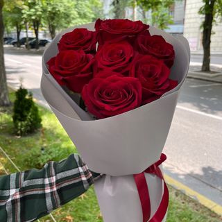 Букетик з 7 червоних троянд 