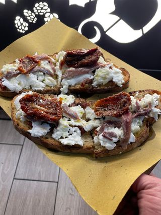 Crostone bufala e alici