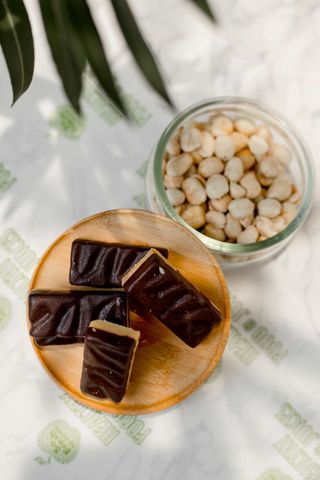 Сникерс с фъстъчено масло и кулинарен шоколад 70%