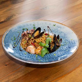 Pad thai cu fructe de mare