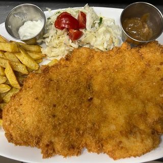 Tomahawk de porc crispy cu cartofi prajiti, salata de varza alba