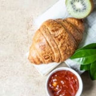 Croissant Liendres 1 ud Relleno de Mermelada de Ciruela y Kiwi