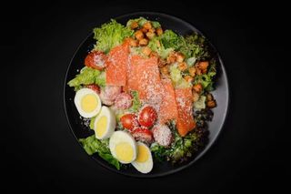 Салат "Цезар" з слабосоленим лососем (220г)