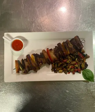 Spiedone di carne con fricandò di verdure di stagione