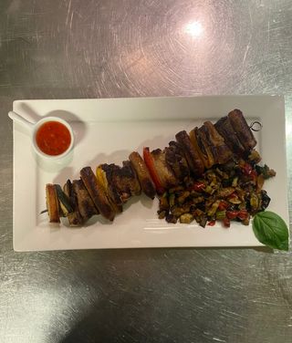 Spiedone di carne con fricandò di verdure di stagione