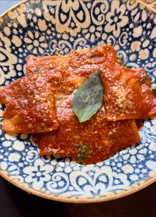 Raviolonis rellenos de ricota con salsa de tomate, parmesano y albahaca