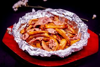 Manzo alla piastra con patate/铁板土豆牛肉