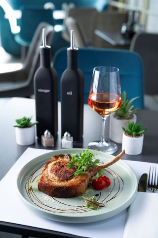 Antricot de porc rumenit cu cartofi dippers și sos usturoi