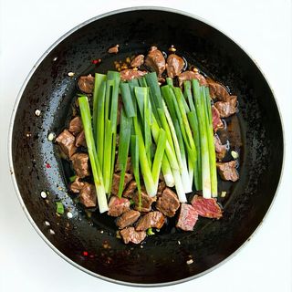 031. Manzo fresco e cipollotti a wok