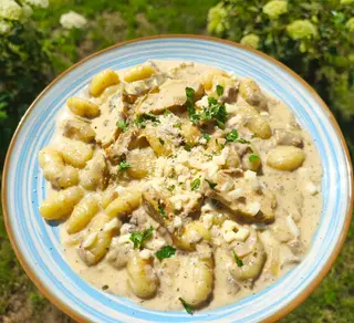 Danie dnia:Gnocchi z grzybami leśnymi w sosie śmietanowym, natka pietruszki (W zestawie z zupą)