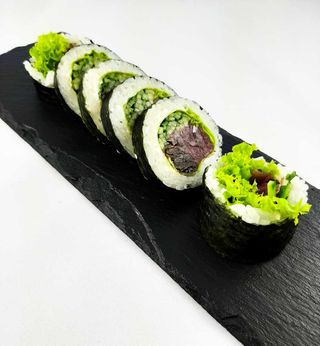 10.Futomaki z tuńczykiem i warzywami 6szt.